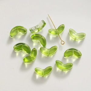 Détail des perles en verre vert translucide en forme de feuille pour bijoux DIY