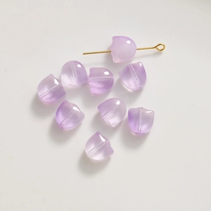 Détails macro de perles tulipes violettes pour bijoux DIY avec tige métallique dorée
