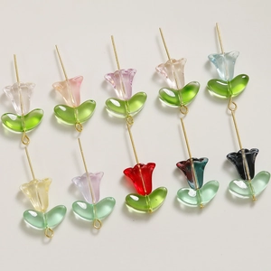 Vue détaillée des perles de tulipe en verre avec tiges dorées pour bijoux artisanaux