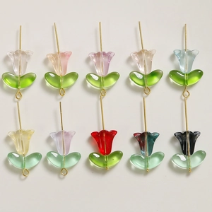 Détail de perles tulipes en verre translucide coloré avec feuilles pour bijoux artisanaux