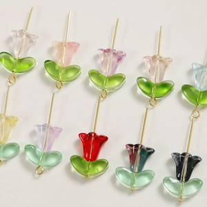 Vue détaillée de perles de tulipe en verre coloré avec feuilles pour bijoux DIY