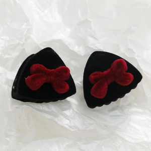 Par de mini pinzas para el cabello con orejas de gato negras y lazos de terciopelo rojo