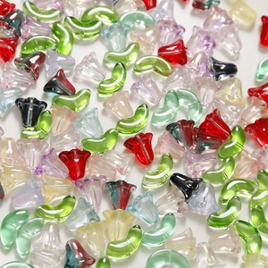 Gros plan de perles en verre colorées en forme de tulipe et feuille pour bijoux DIY
