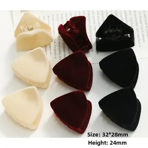 Set de 9 pinzas para el cabello triangulares flocadas en beige, burdeos y negro
