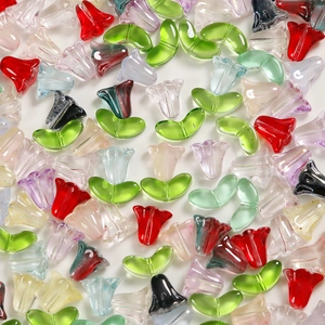 Gros plan de perles de tulipe et de feuille en verre translucide pour bijoux DIY