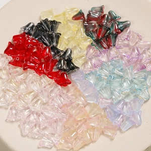 Vue détaillée de perles de tulipe en verre translucide coloré disposées en cercle