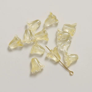 Gros plan de perles de tulipe en verre jaune semi-transparentes pour bijoux DIY