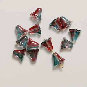 Détail macro de perles en verre tulipe translucides pour la création de bijoux DIY