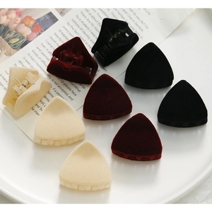 Mini pinzas para el cabello triangulares flocadas en negro, burdeos y beige en bandeja