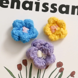 Fiori all'uncinetto fatti a mano blu, gialli e viola per accessori per capelli DIY