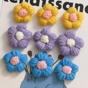 Set di nove mini fiori all'uncinetto colorati per orecchini fai da te e fermagli capelli