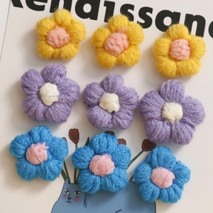 Dettaglio di ciondoli a fiore all'uncinetto colorati per fai-da-te e accessori capelli