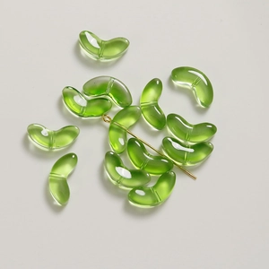 Gros plan de perles en verre vert translucide pour la fabrication de bijoux DIY