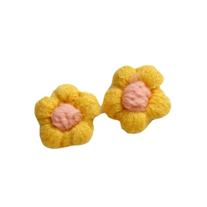 Fiori all'uncinetto fatti a mano in giallo e rosa per fai da te e accessori capelli