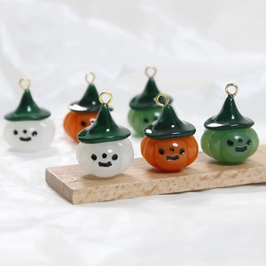 Halloween Miniatur Harz Kürbis Anhänger Mit Hexenhut Für DIY Ohrringe Halskette Schmuckherstellung Weiß Orange Grün Süße Anhänger