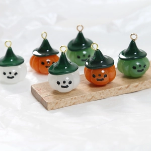 Detailansicht von sechs Mini-Resin-Kürbis-Anhängern mit Hexenhüten in Grün, Weiß und Orange