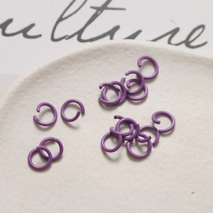 Vista macro di anellini aperti da 8mm laccati viola per creazione di gioielli DIY