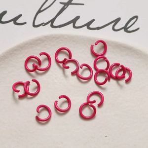 Dettaglio degli anelli aperti in metallo laccato rosa per creazione gioielli DIY