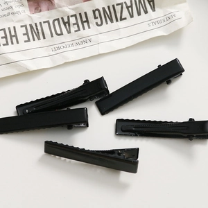 Gros plan de pinces à cheveux crocodile 4cm en métal noir pour coiffure DIY