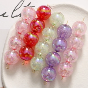 Détail de perles irisées à bulles roses, rouges, vertes et violettes pour bijoux DIY