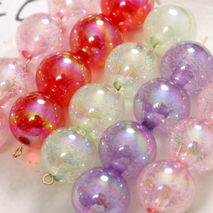 Macro de perles irisées colorées avec anneaux dorés pour la création de bijoux DIY