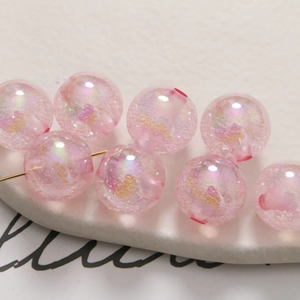 Vue macro de perles à bulles nacrées rose cerisier avec paillettes pour bijoux DIY