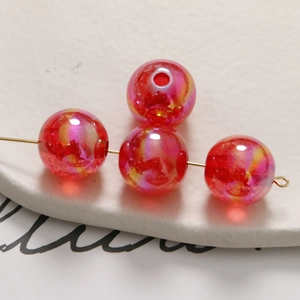 Vue macro de perles nacrées roses et jaunes sur tiges dorées pour la création de bijoux