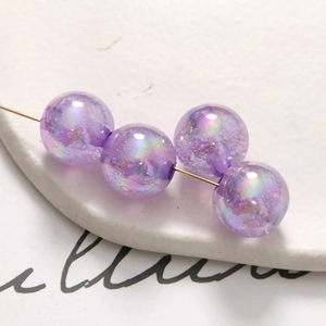 Détail macro de perles à bulles violet clair irisées pour bijoux DIY et accessoires
