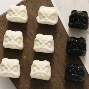 Dettaglio di perle cinesi della danza del leone in bianco e nero con texture 3D