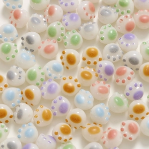 Dettaglio di perline a forma di zampa di gatto 3D multicolore per creazione di gioielli