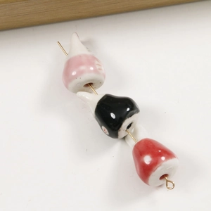 Drie kleuren schattige handgemaakte keramische vogelkralen voor DIY sieraden maken