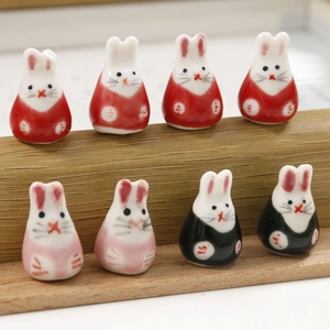 Handbeschilderde keramische konijnkralen in rood, roze en zwart voor DIY-sieraden