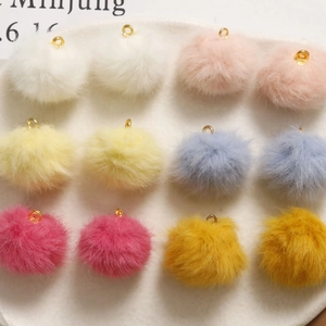 Set di dodici pompon colorati in ecopelliccia con anelli dorati per gioielli fai da te