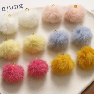Ciondoli colorati a pompon in finta pelliccia con anelli in metallo dorato per DIY