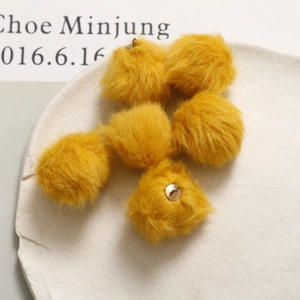 Cinque ciondoli a pompon in peluche giallo con passanti in metallo per creazione di gioielli