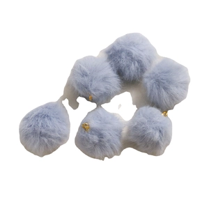 Set di 6 pompon in ecopelliccia azzurra con anelli in metallo dorato per gioielli fai da te