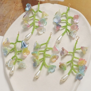 Détails de boucles d'oreilles muguet fait main avec perles colorées et pendentifs