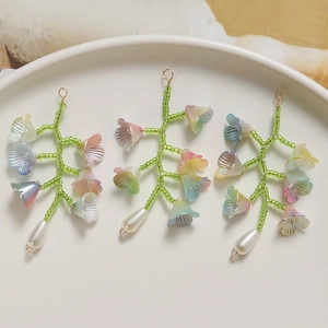 Boucles d'oreilles muguet fait main avec fleurs pastel colorées et perles douces