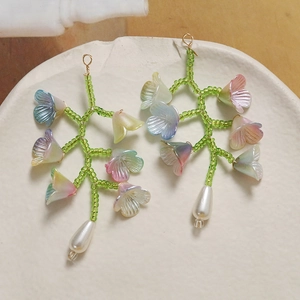 Boucles d'oreilles muguet fait main avec fleurs perlées colorées et perles gouttes