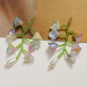 Boucles d'oreilles muguet fait main avec perles colorées et détails nacrés