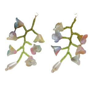 Boucles d'oreilles muguet fait main avec perles colorées et perle d'eau douce pendante