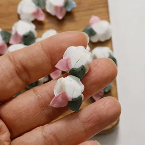 Handgemaakte keramische bloemen met kleurrijke rozenblaadjes en natuurlijke vuurscheurafwerking