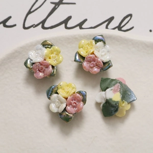Gedetailleerde macro-opname van driekleurige harsbloemen met parelmoerglans voor sieraden