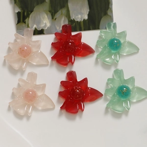 Transparente Harz-Blumenanhänger in Rosa, Rot und Grün mit Goldfolien-Verzierung