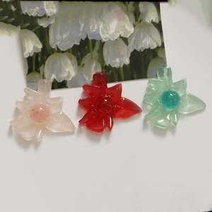 Dreiteiliges Set aus lichtdurchlässigen Harz-Blumenanhängern in Pink, Rot und Mintgrün