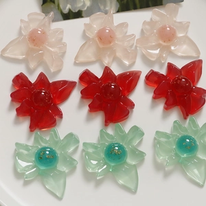 Detailansicht bunter Harzblumen mit Goldfolie in der Mitte für DIY-Schmuckzubehör