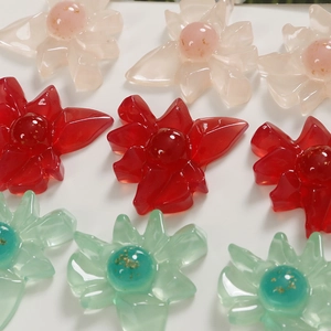 Durchscheinende Blumenanhänger aus Harz mit Goldfolienkern für DIY-Schmuck und Handwerk