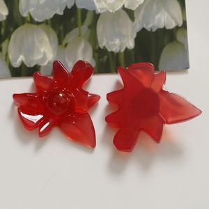 Makro-Detail der roten durchsichtigen Harzblüten mit Goldfolien-Einschlüssen