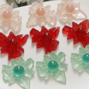 Transparente unregelmäßige Blumen-Resin-Charms mit Goldfolie in Rosa, Rot und Minzgrün