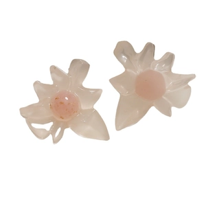 Durchscheinende Harz-Blumenohrringe in unregelmäßiger Form mit rosa Akzenten